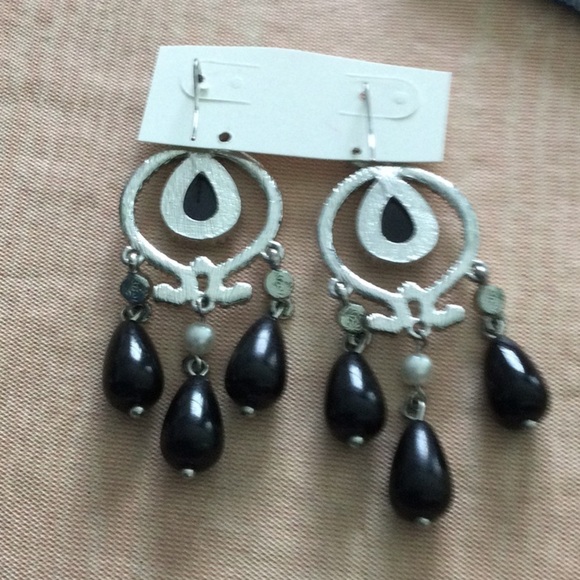 Woman’s Studed Earrings with Rhinestones and Black Beads. Very Elegant - Picture 5 of 5